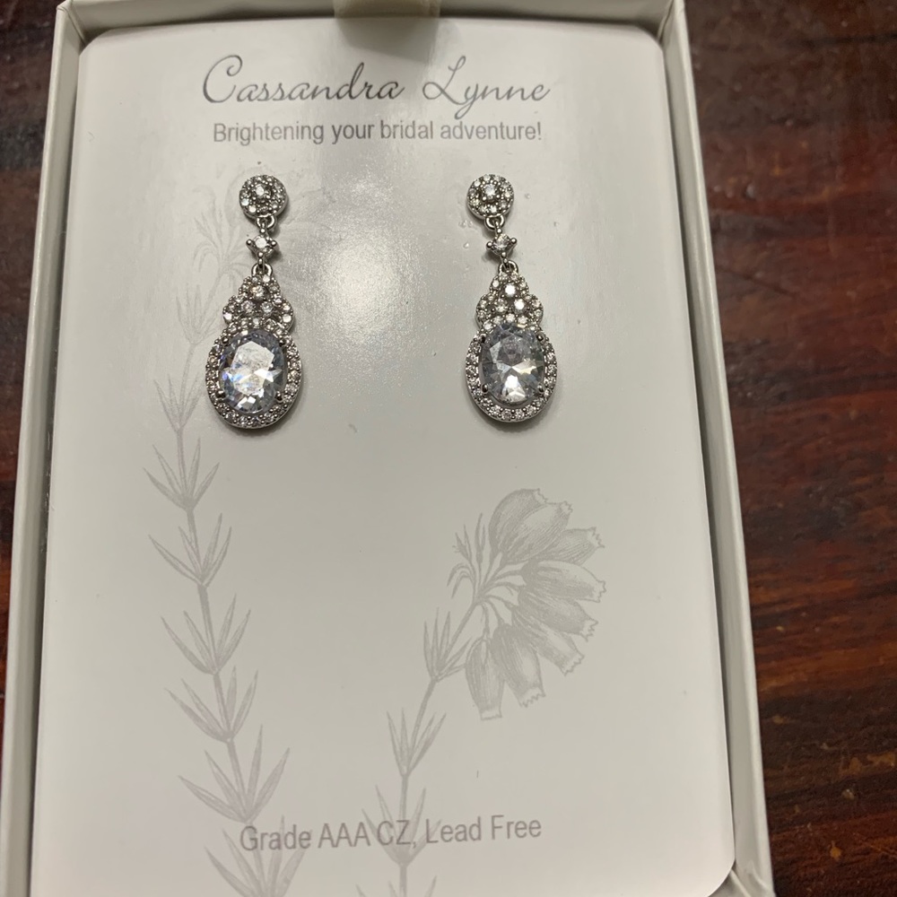 NWOT Beautiful bridal dangles